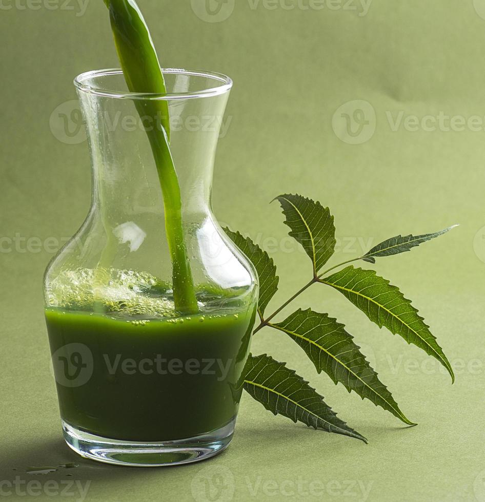 suco e folhas de nim medicinal foto