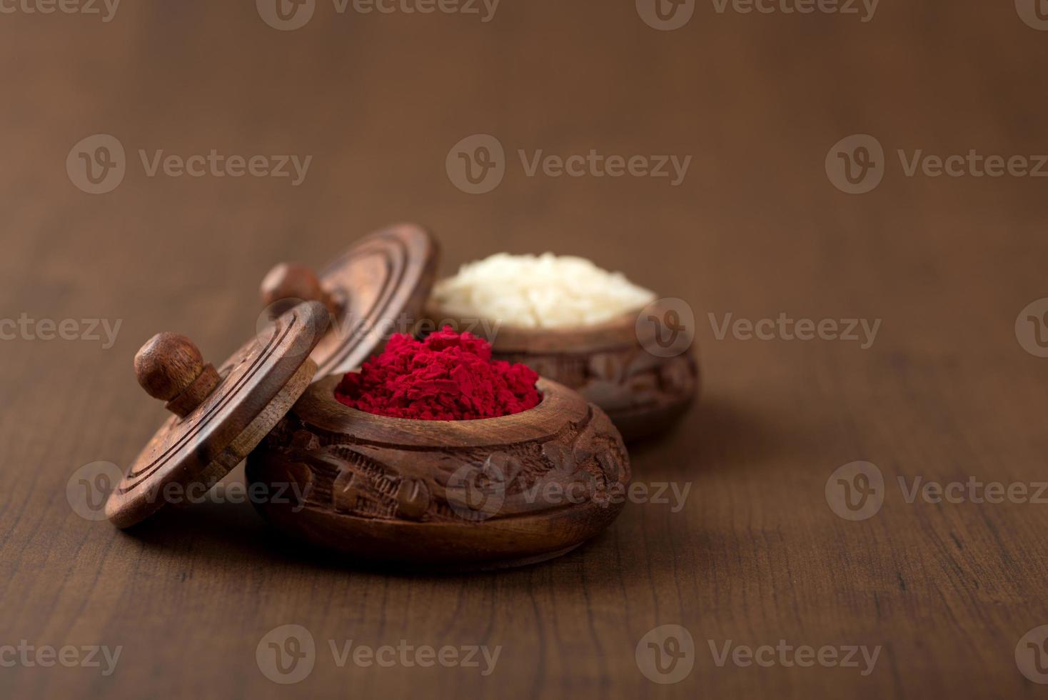 recipiente de kumkum e grãos de arroz. pós de cores naturais são usados durante a adoração a Deus e em ocasiões auspiciosas. foto