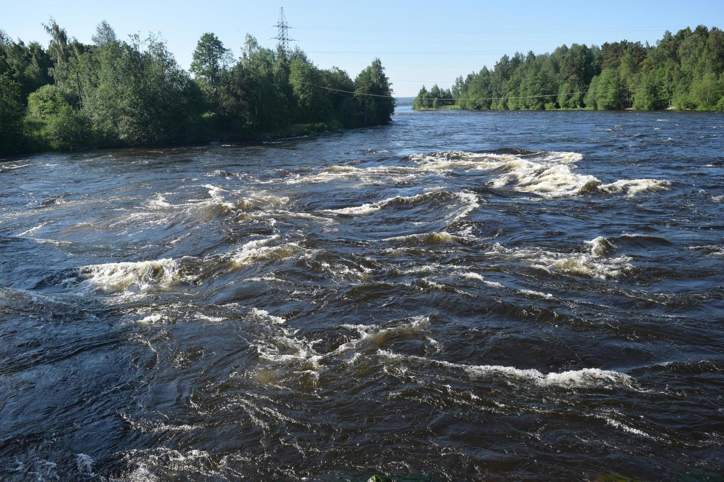 rio tempestuoso da montanha foto