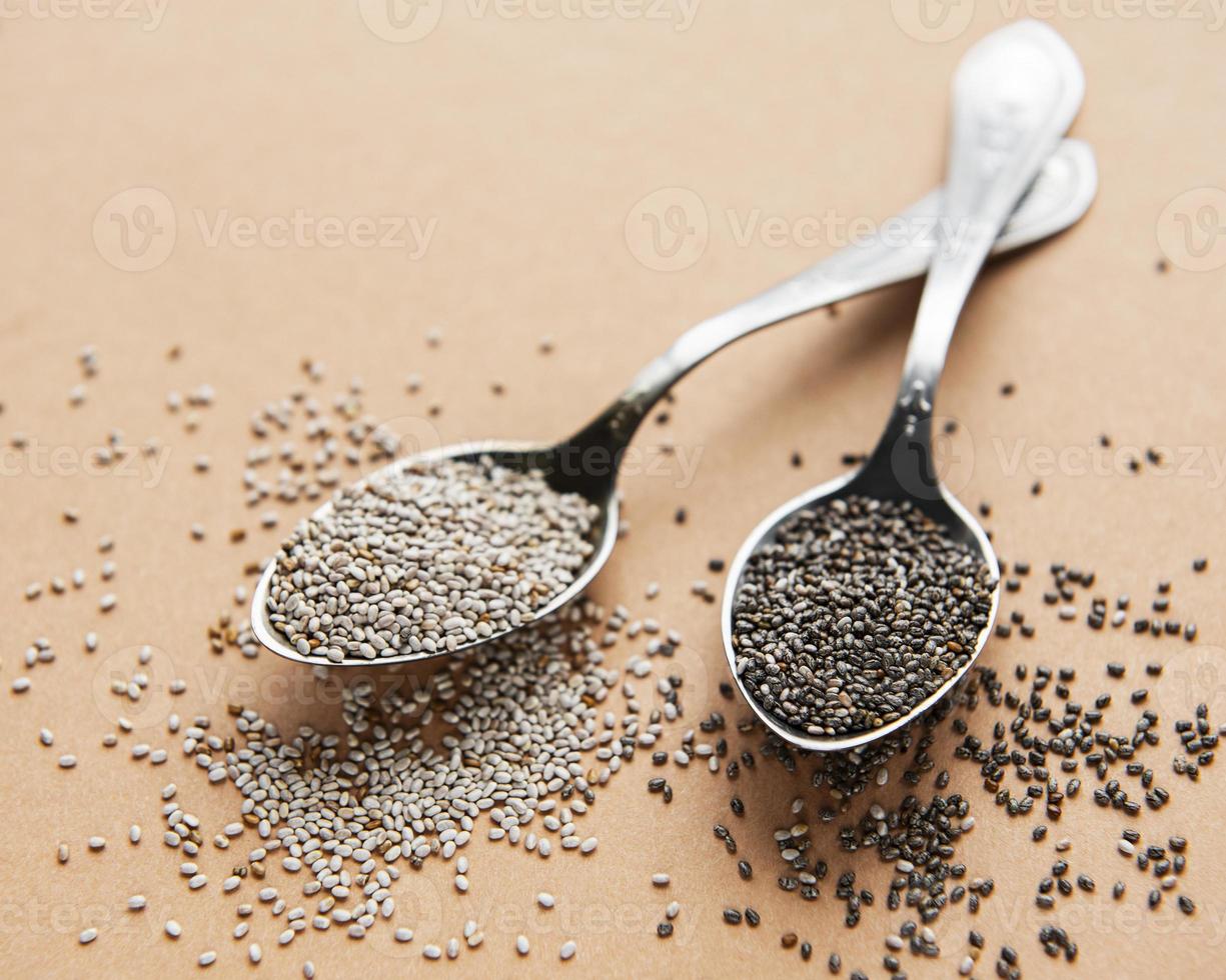 colheres com sementes de chia foto