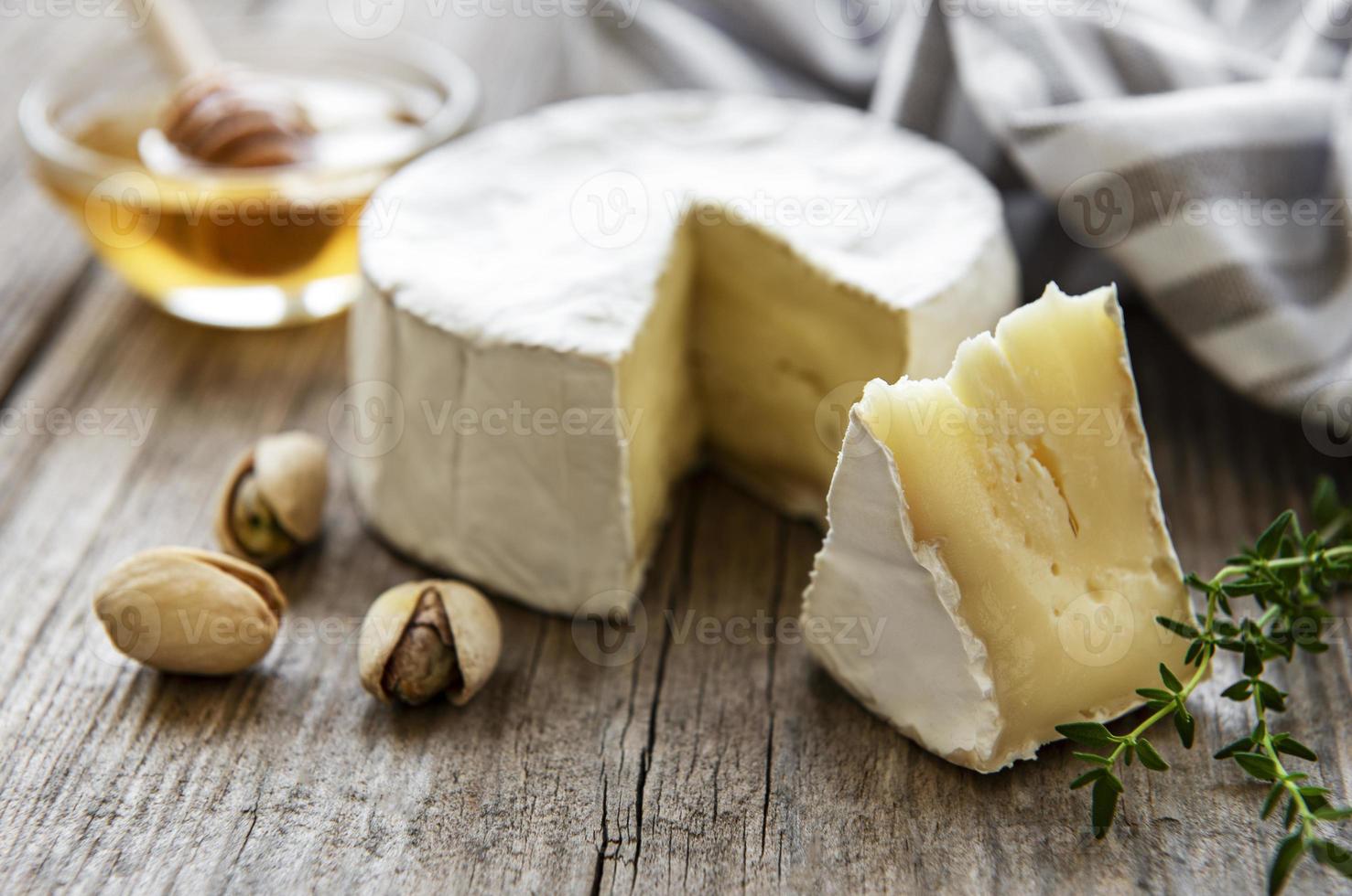 queijo camembert com salgadinhos foto