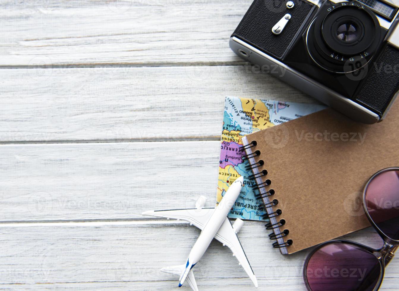 acessórios para viajantes em fundo de madeira foto