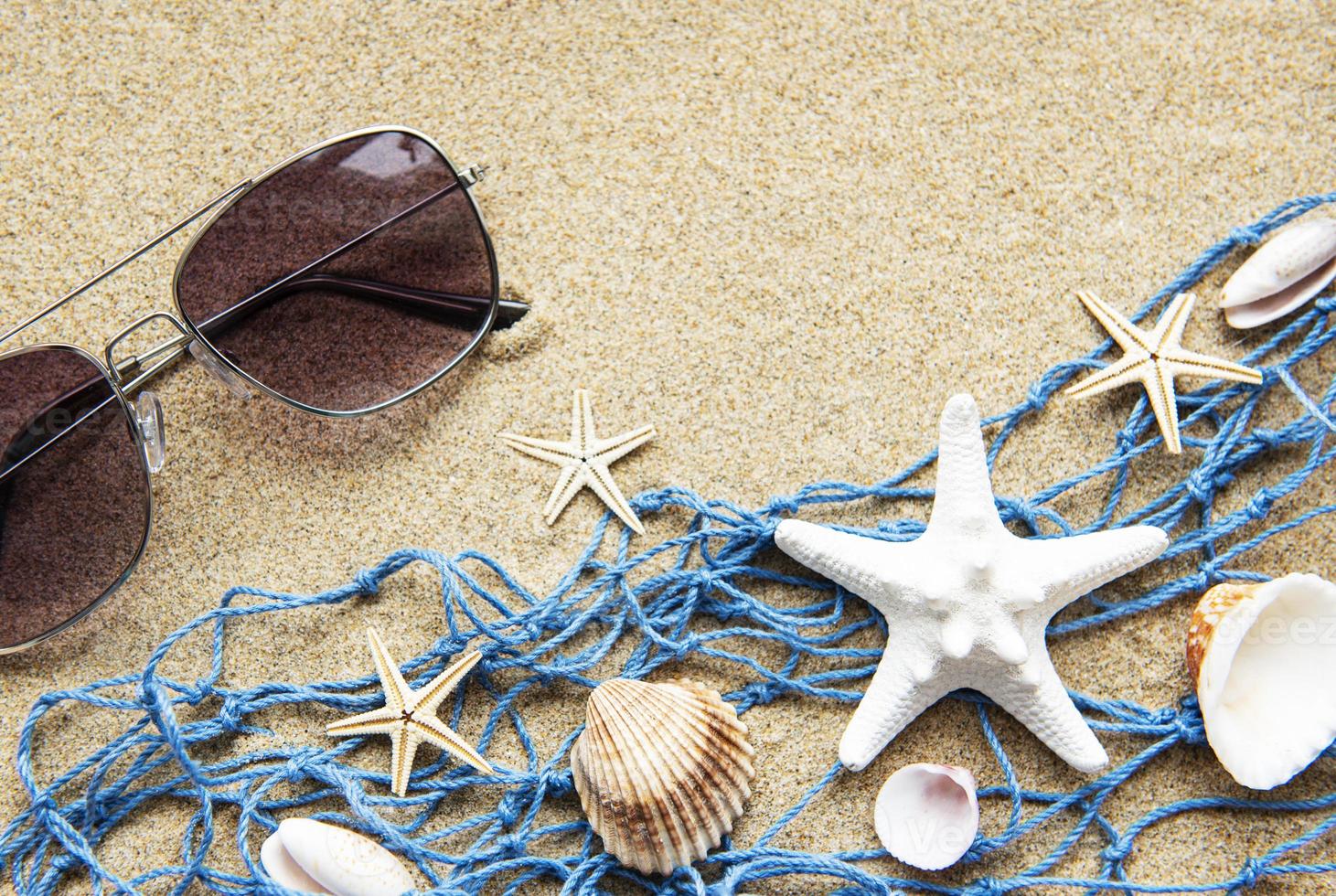 rede de pesca azul na areia da praia, conceito de viagens foto