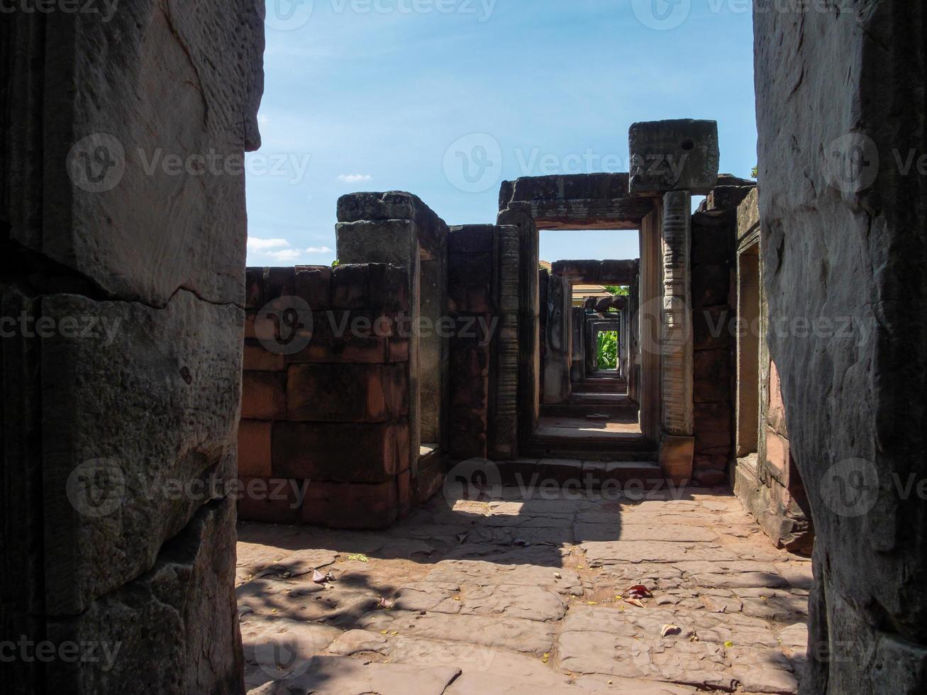 phimai historical parkphimai construído de acordo com a arte tradicional de khmer. phimai prasat hin provavelmente começou a ser construída durante o reinado do rei suryavarman 1 e os tempes budistas do século XVI. foto