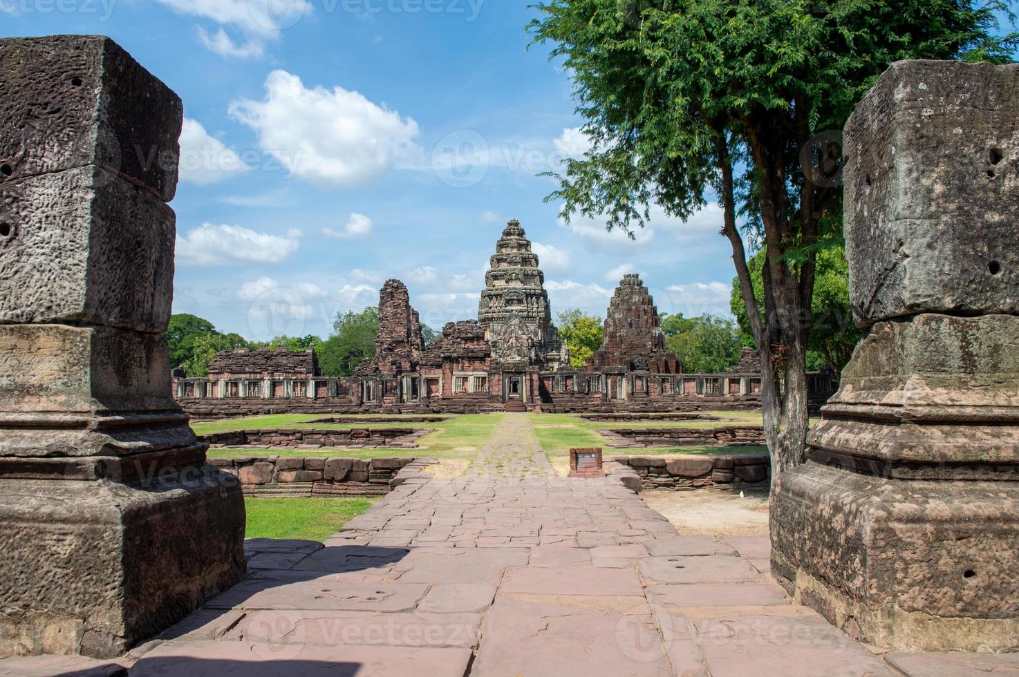 phimai historical parkphimai construído de acordo com a arte tradicional de khmer. phimai prasat hin provavelmente começou a ser construída durante o reinado do rei suryavarman 1 e os tempes budistas do século XVI. foto