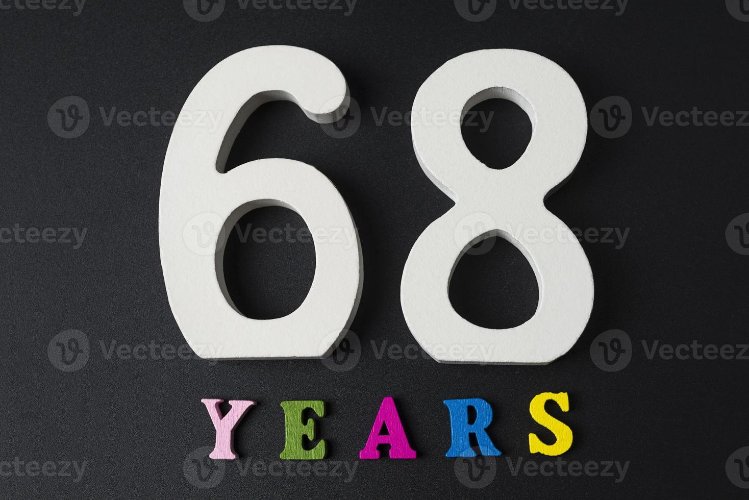 letras e números - sessenta e oito em um fundo preto. foto