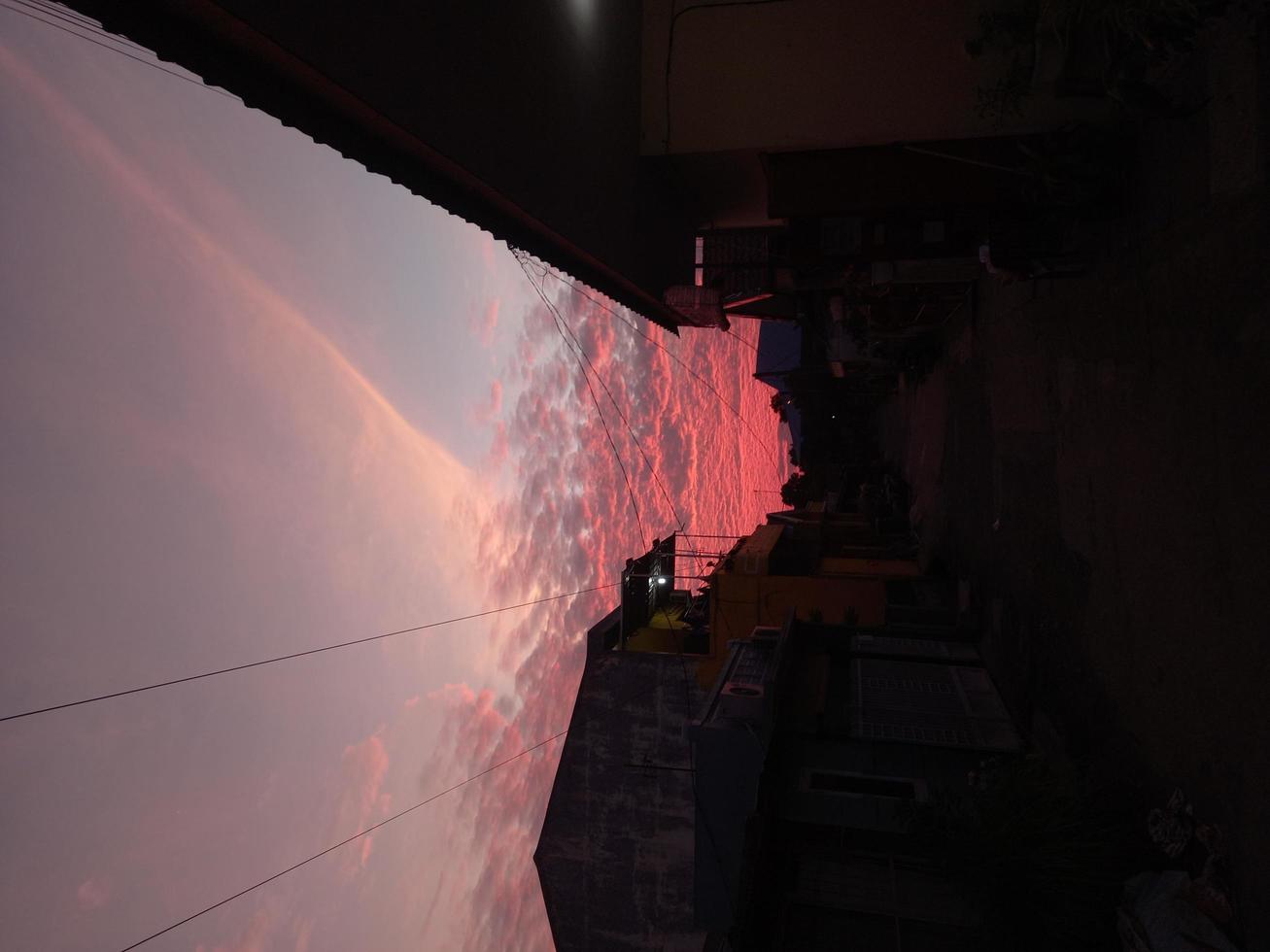 céu vermelho à noite foto