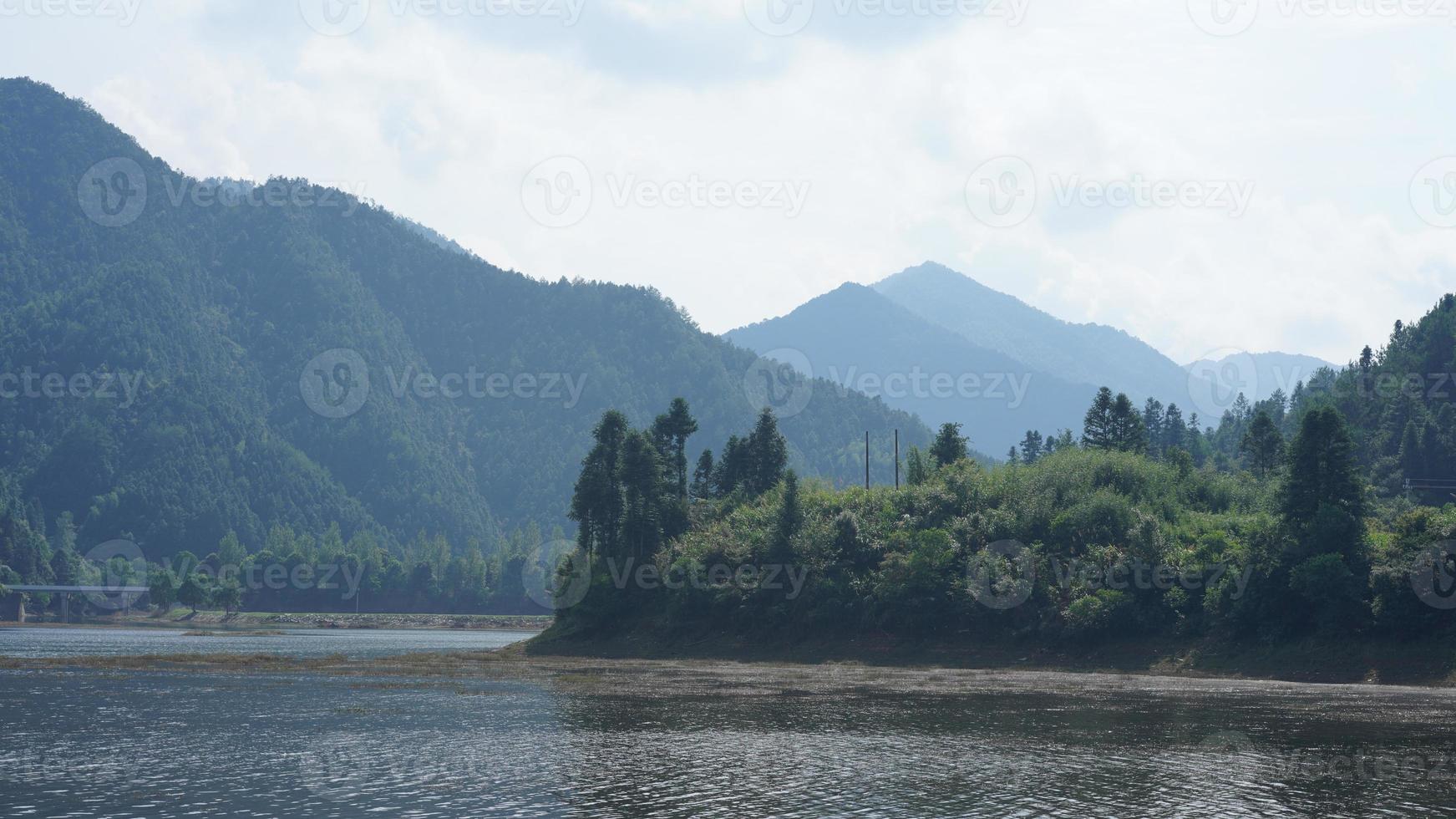 as belas paisagens do lago rodeado por montanhas verdes no interior da China foto