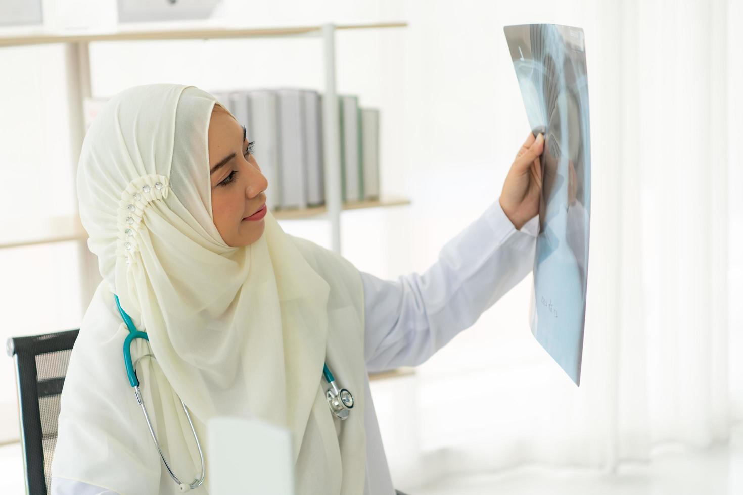 médicos muçulmanos estavam sorrindo e felizes em fornecer serviços médicos foto