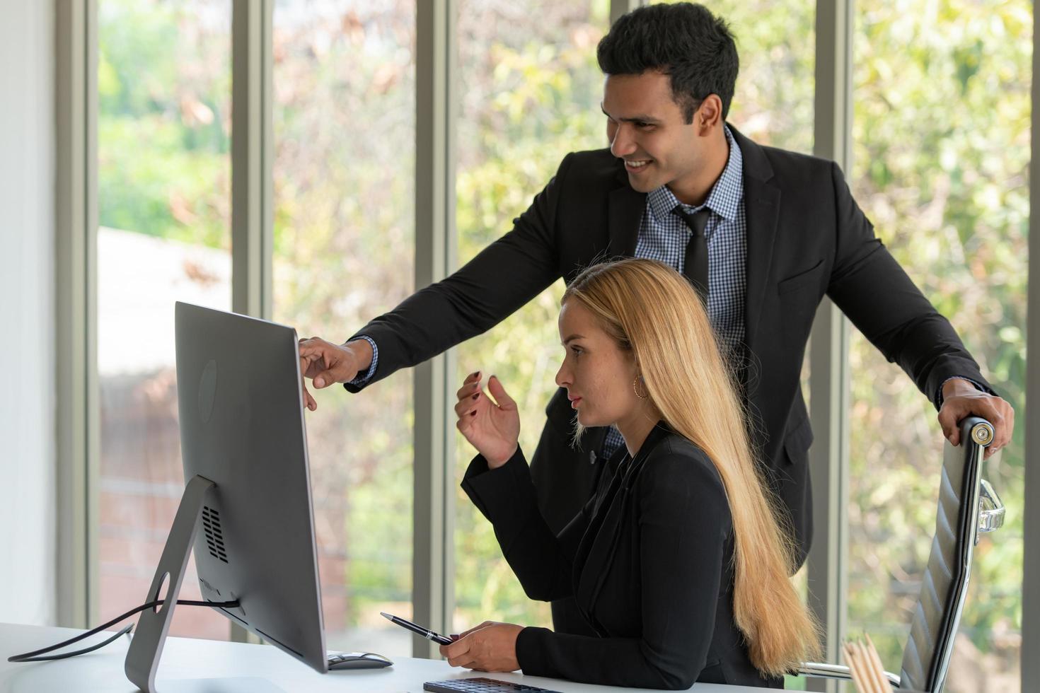 homens e mulheres de negócios analisam dados e consultam várias questões foto