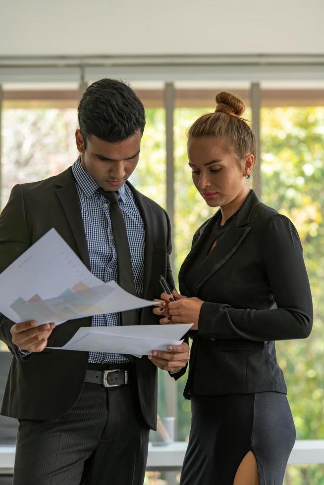 homens e mulheres de negócios analisam dados e consultam várias questões foto