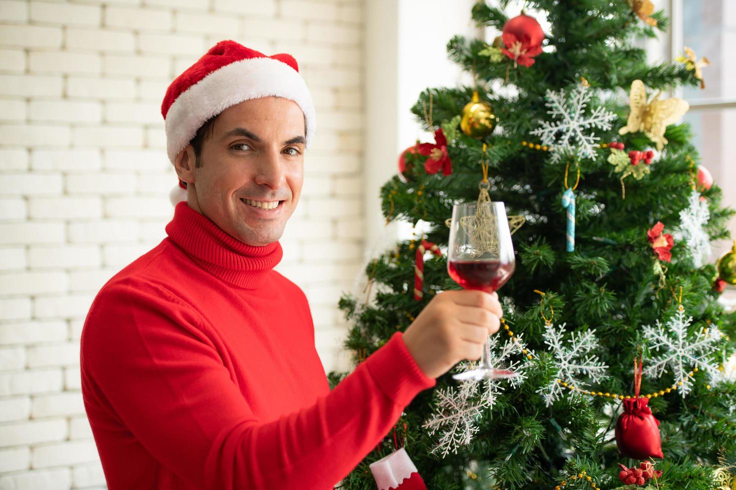 casais na sala de estar durante o feliz natal e feliz ano novo foto