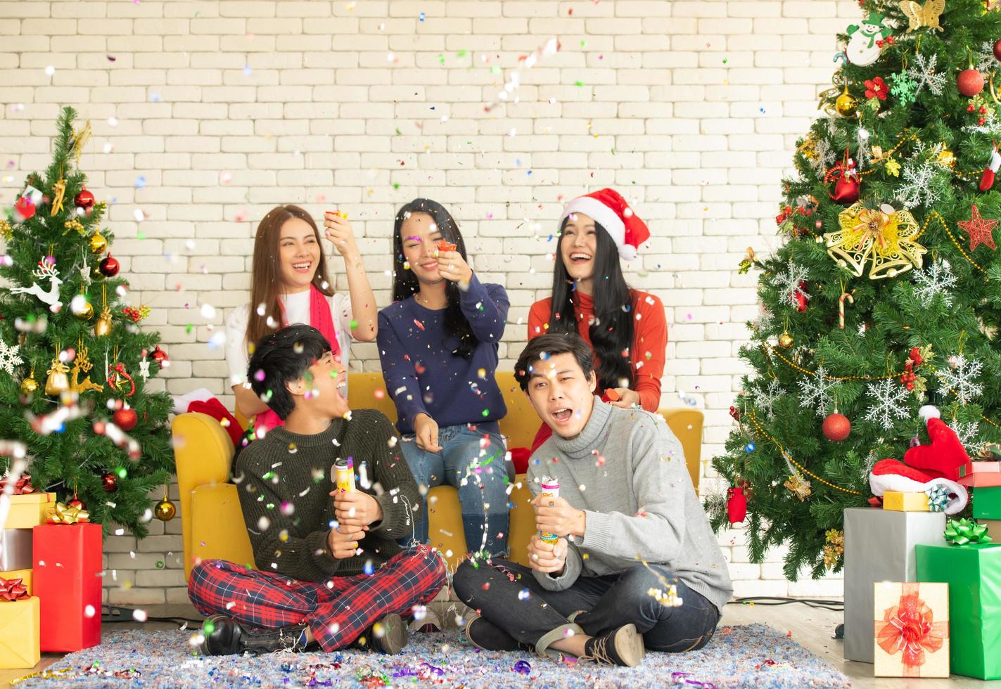 grupo de lindas jovens asiáticas na festa de natal foto