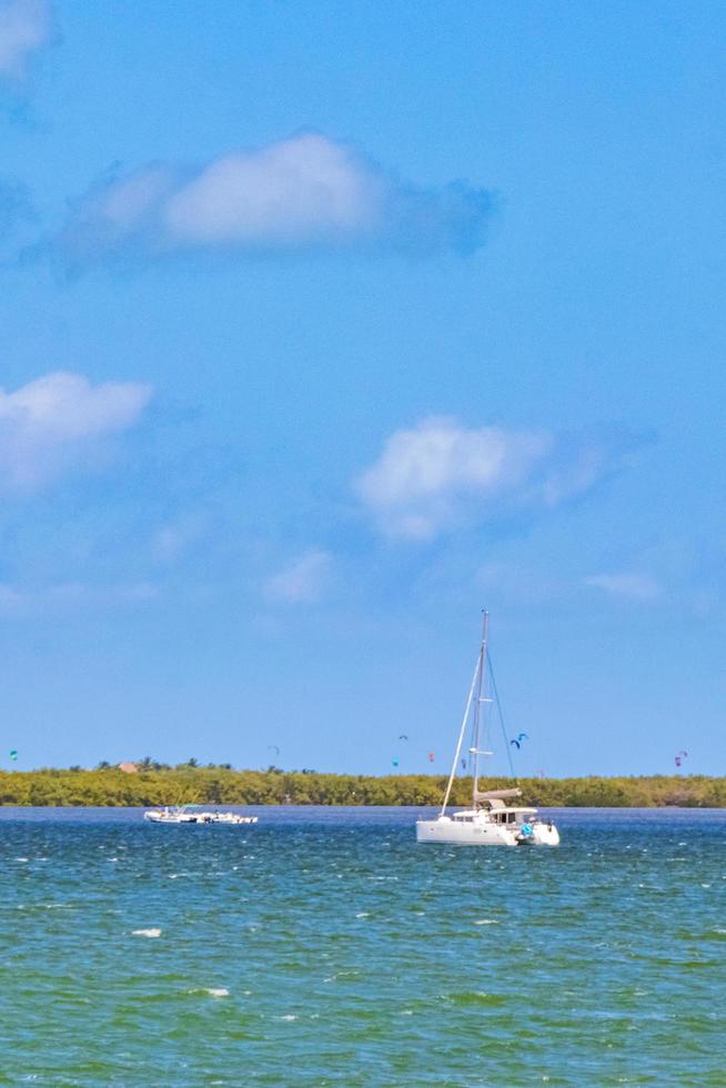 panorama paisagem vista holbox ilha turquesa água e barcos méxico. foto