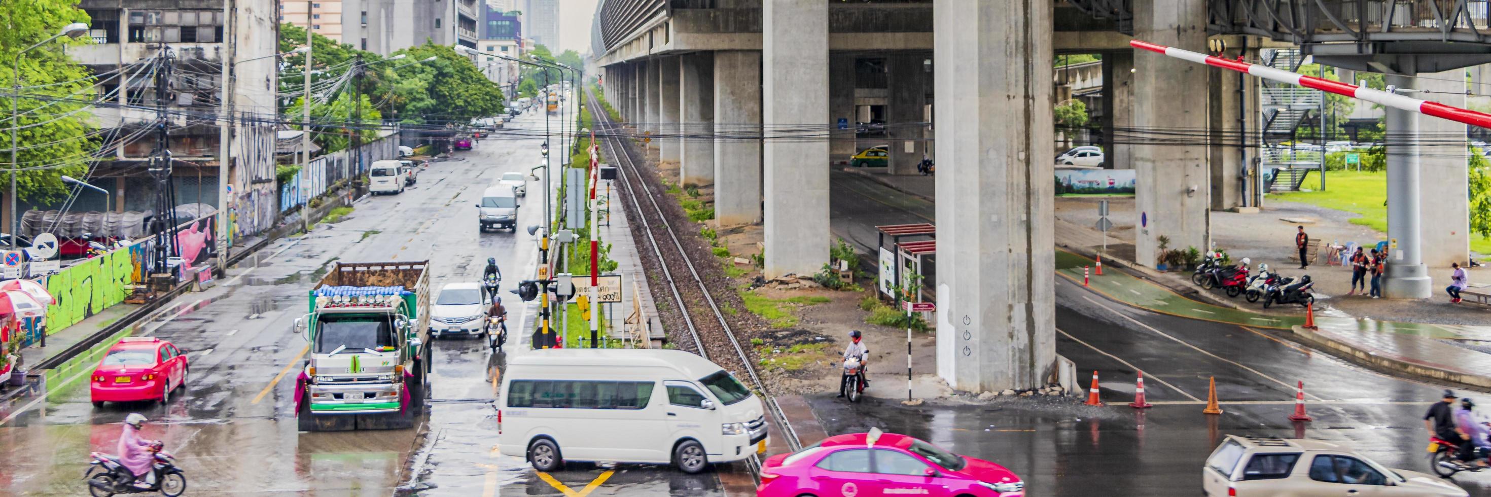 Banguecoque, Tailândia, 22 de maio de 2018, tráfego urbano e chuva na estação makkasan em Banguecoque, Tailândia. foto