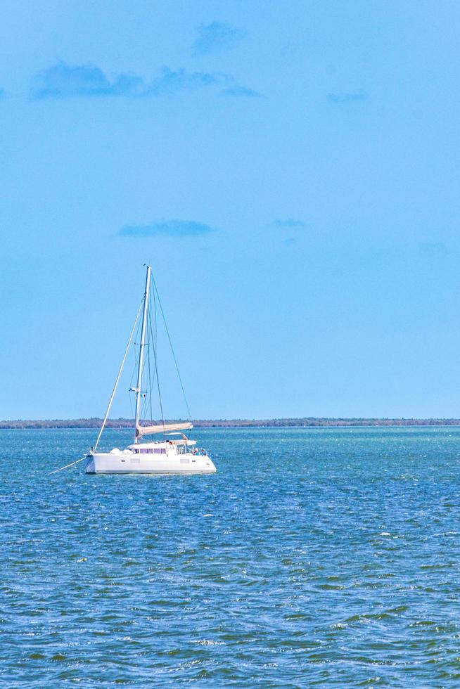 panorama paisagem vista holbox ilha turquesa água e barcos méxico. foto