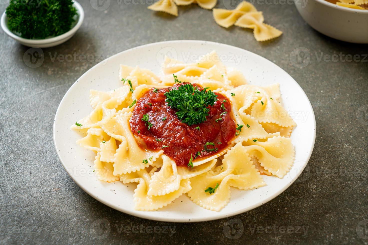 macarrão farfalle em molho de tomate com salsa foto