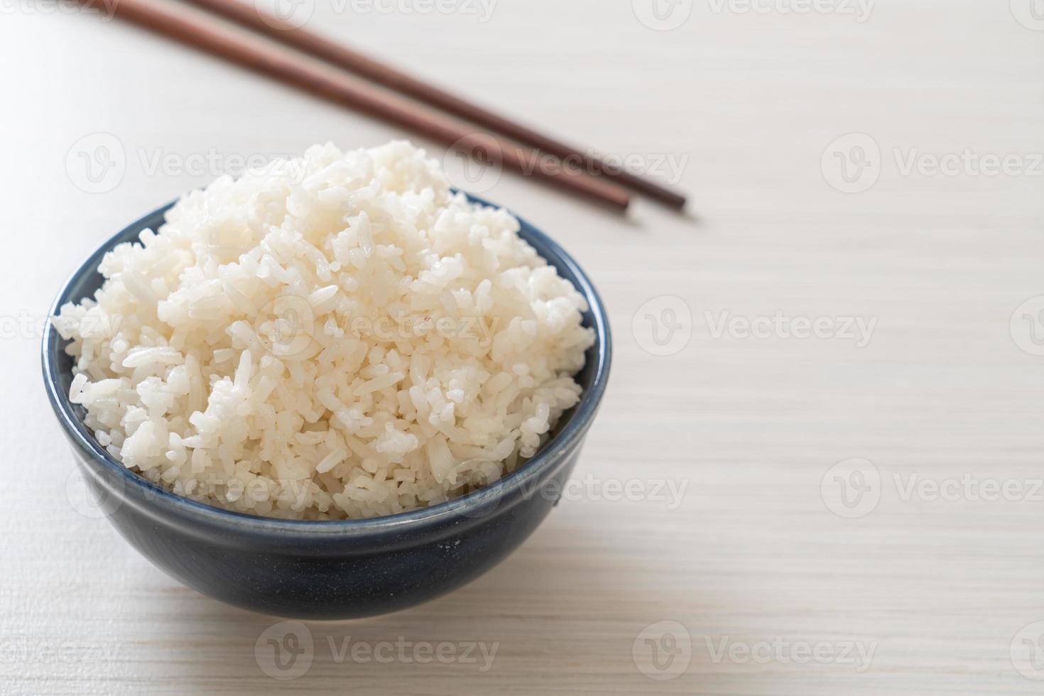 tigela de arroz branco cozido foto