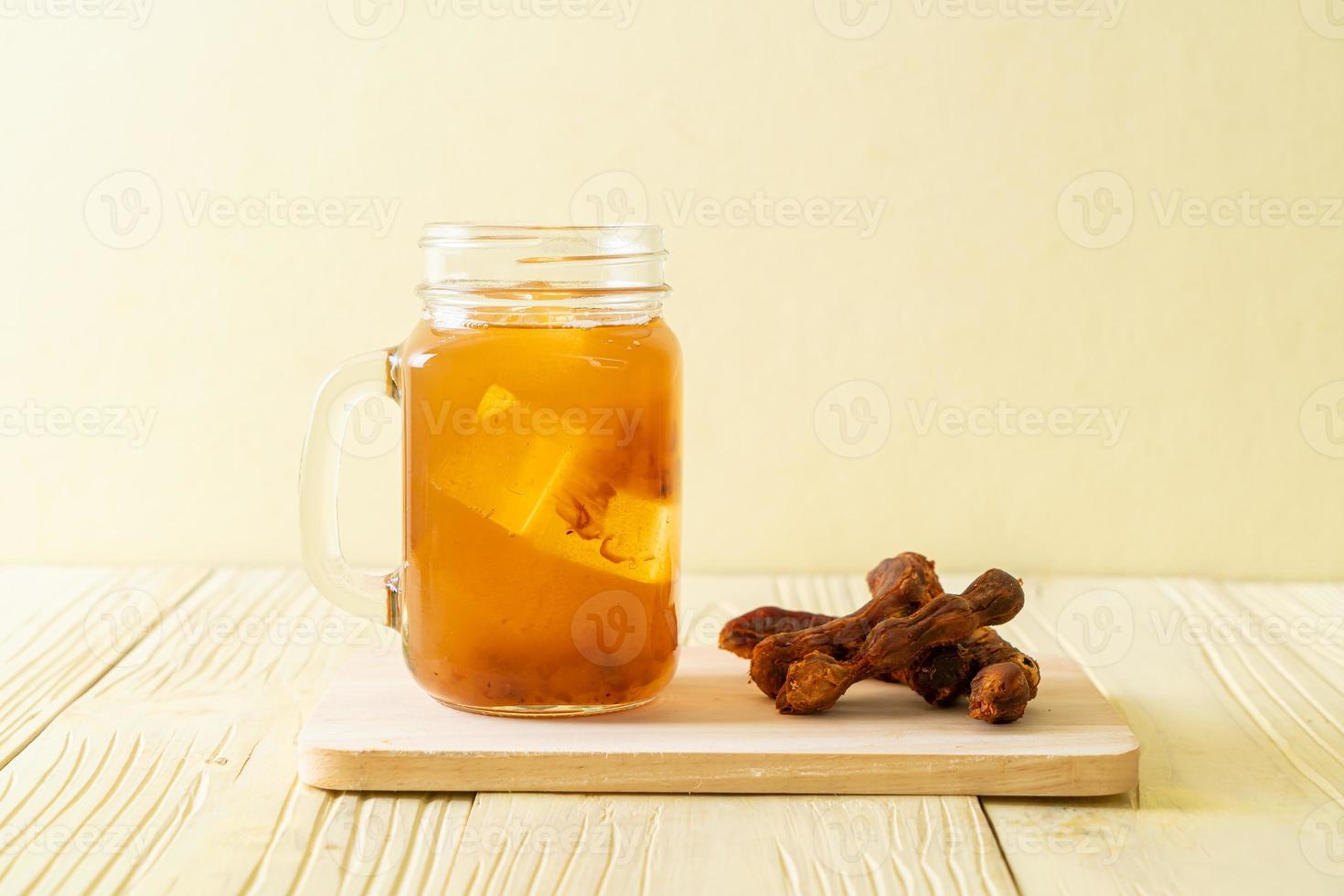 deliciosa bebida doce suco de tamarindo e cubo de gelo foto