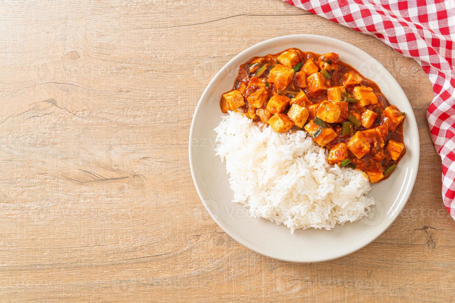 mapo tofu - o prato sichuan tradicional de tofu de seda e carne moída, embalado com sabor mala de óleo de pimenta e grãos de pimenta sichuan. foto