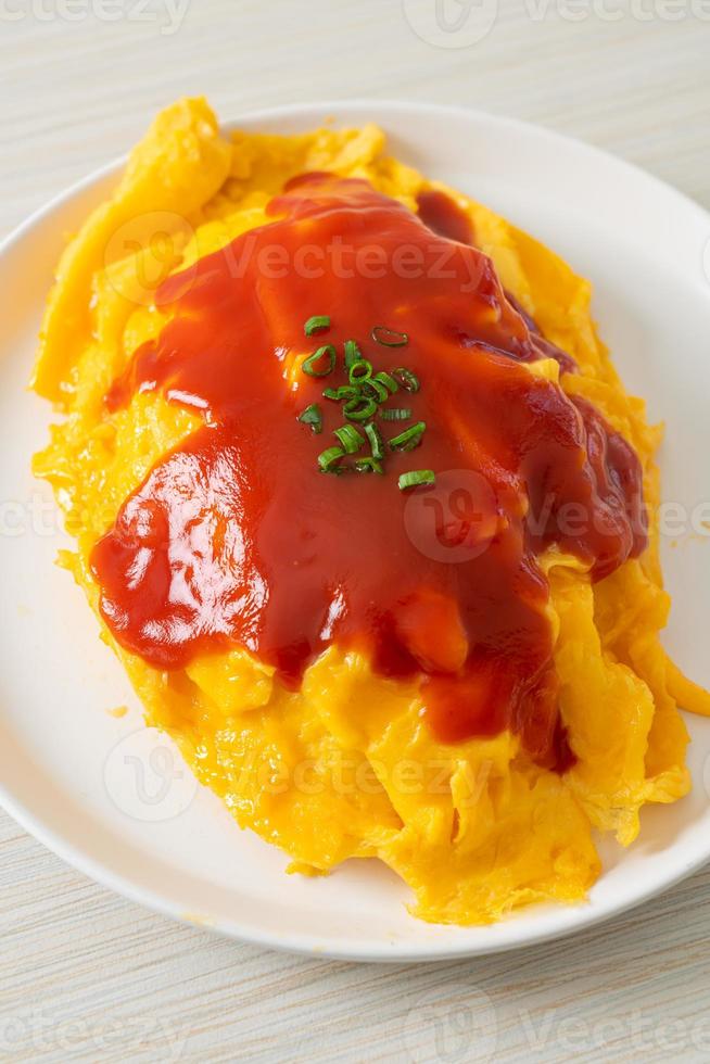 arroz frito aromatizado em embalagem de omelete foto