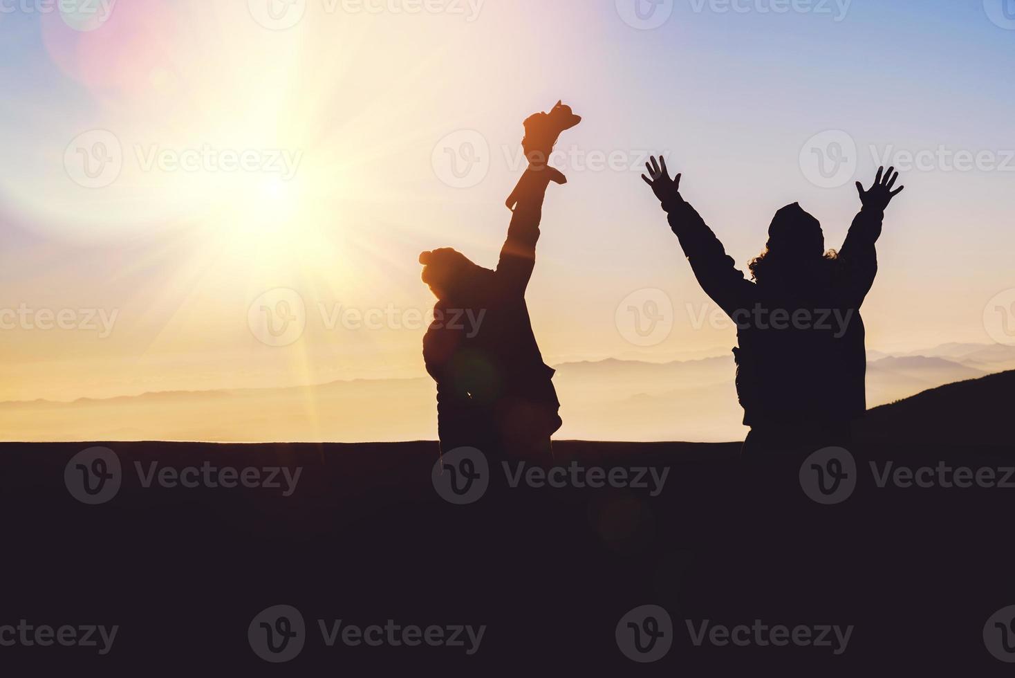 amante mulheres e homens natureza de viagens asiáticas. viajar relaxar. campo de toque natural. na montanha. ficar assistindo o nascer do sol. Tailândia foto