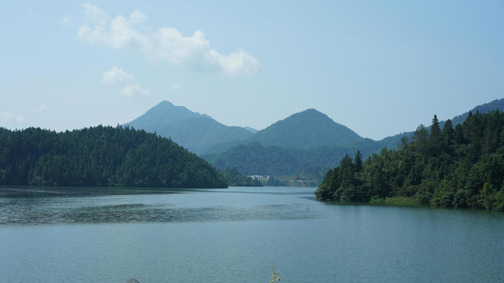 as belas paisagens do lago rodeado por montanhas verdes no interior da China foto