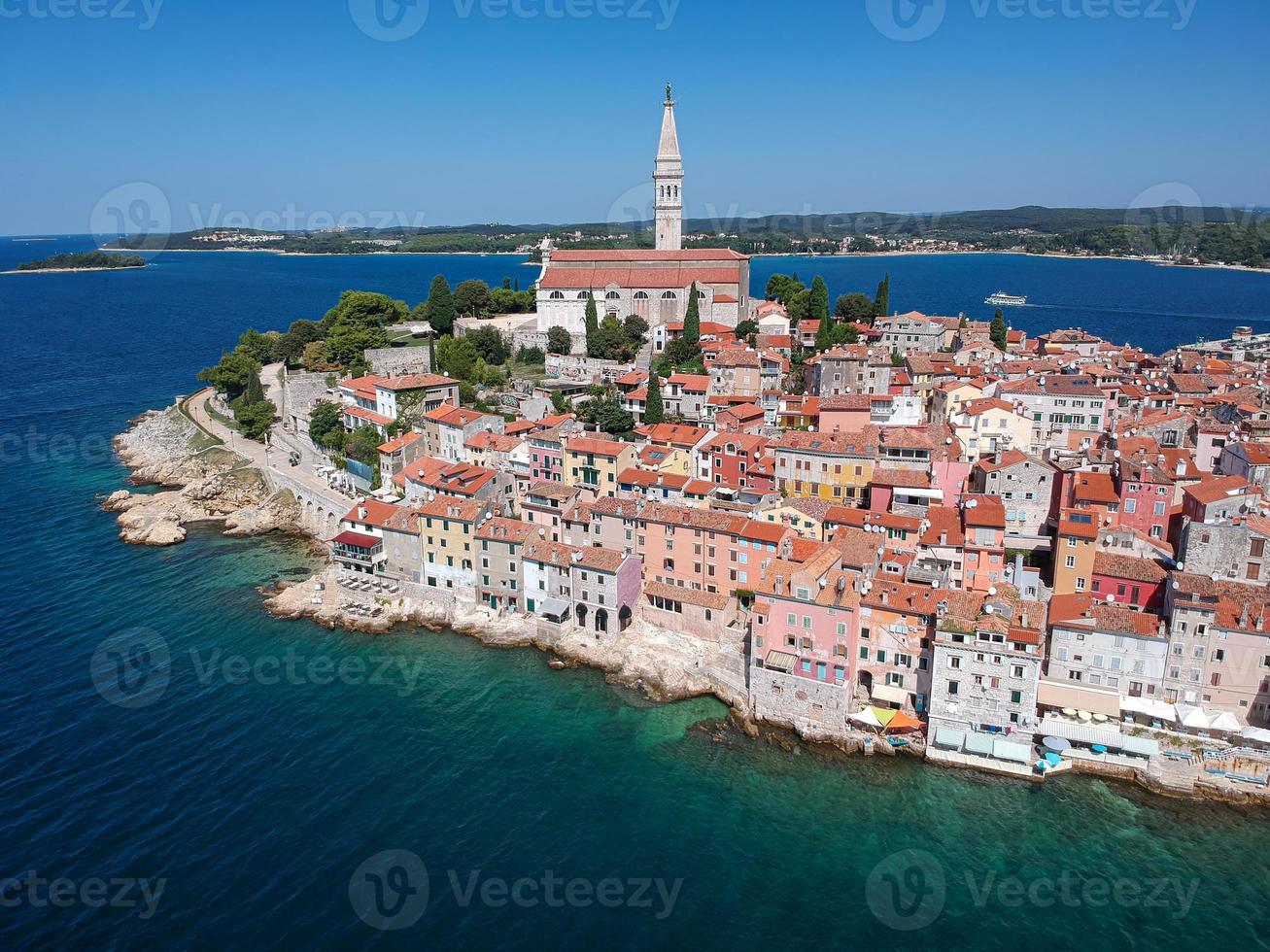 vista aérea na parte antiga da cidade de rovinj, na croácia, e a igreja de st. eufêmia. foto