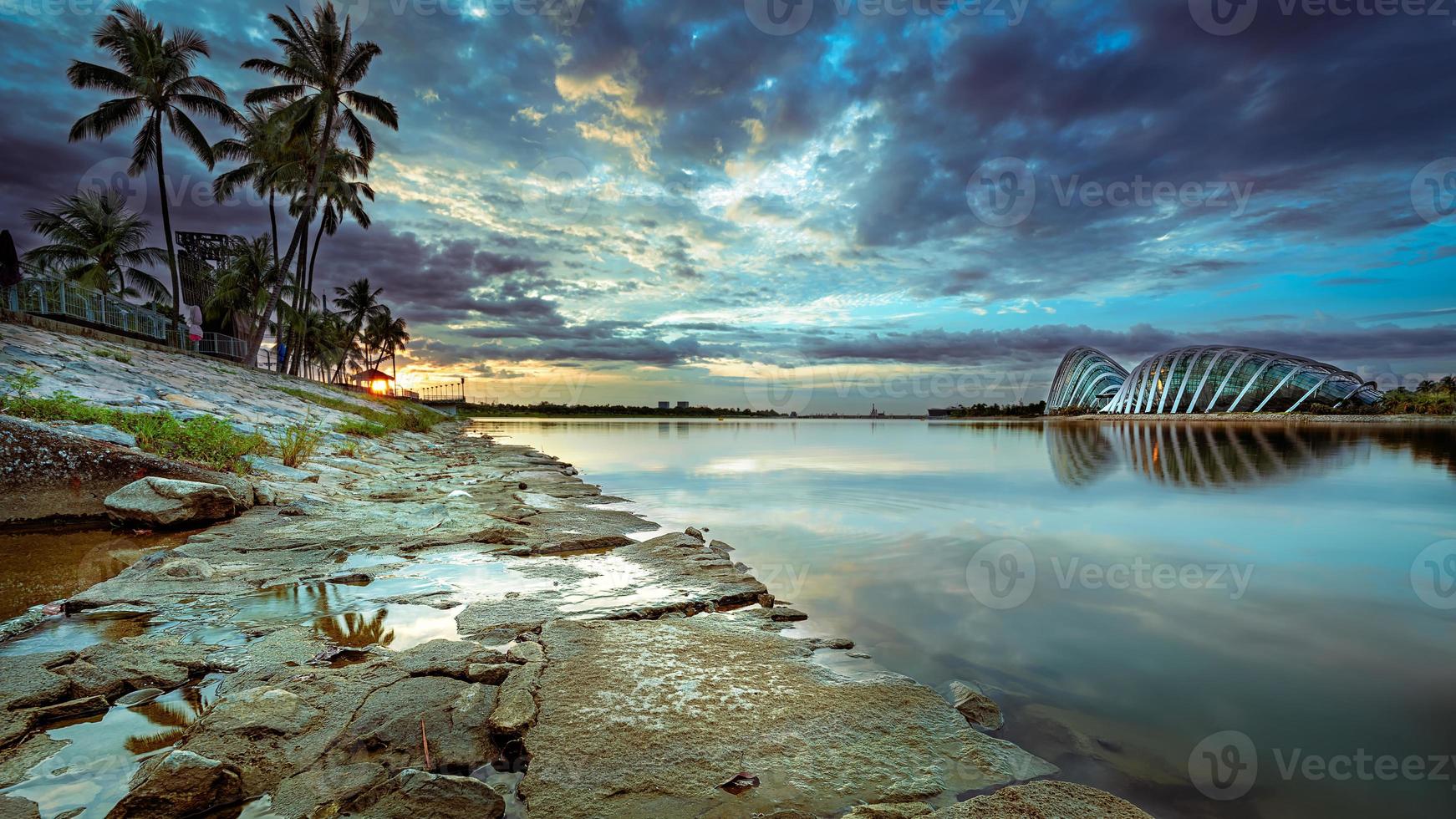 pôr do sol do paraíso de Singapura foto