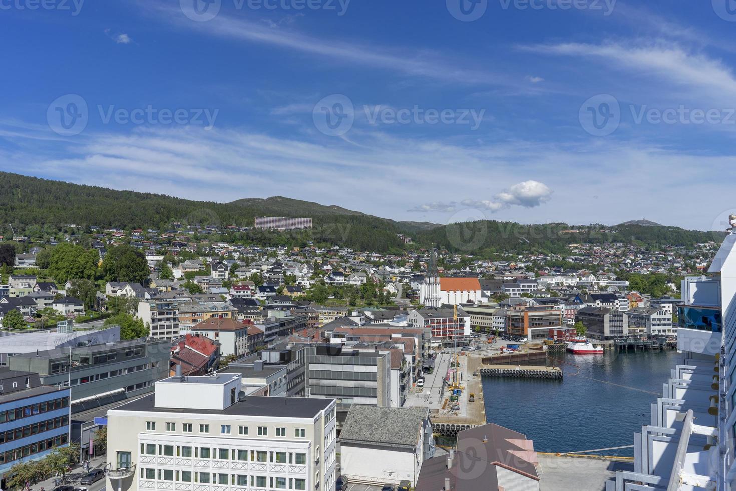 vista à beira-mar de molde, noruega. a cidade está localizada na costa norte do romsdalsfjord foto