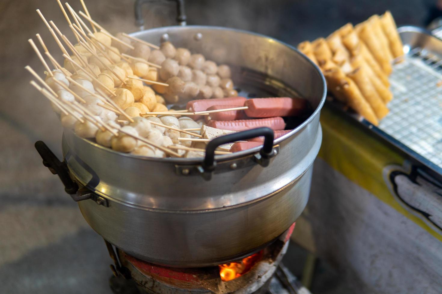 várias carnes grelhadas à venda no mercado noturno no norte da Tailândia foto