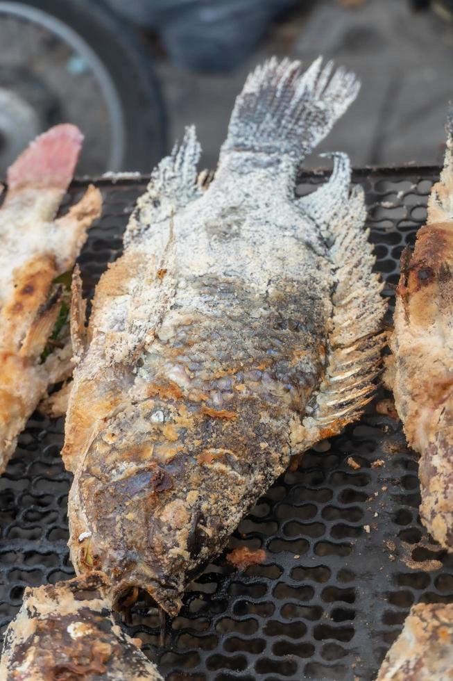 peixe salgado e recheado à venda no norte da Tailândia foto