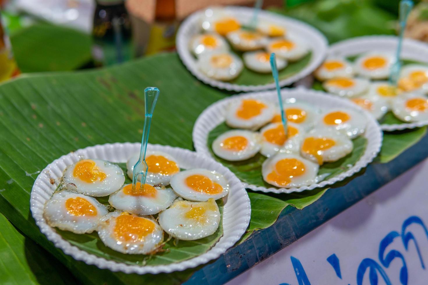 Ovos de codorna fritos à venda no mercado tailandês foto