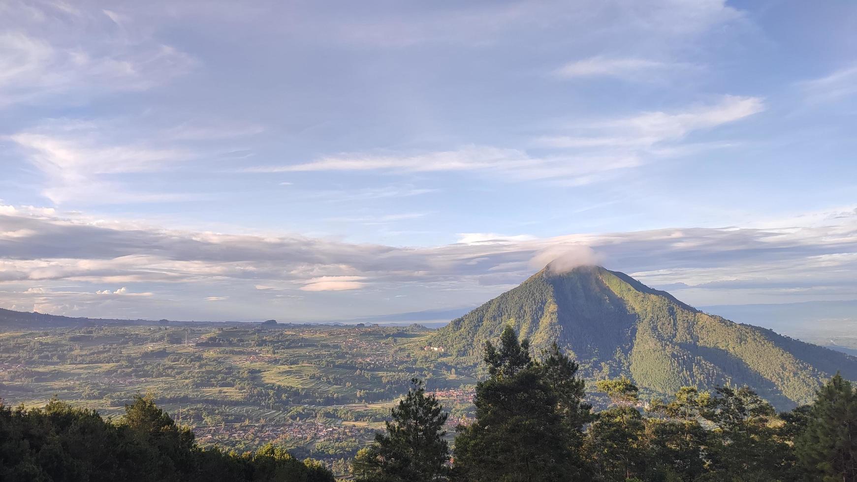 bela paisagem de montanha e céu azul. as montanhas em um dia ensolarado. foto