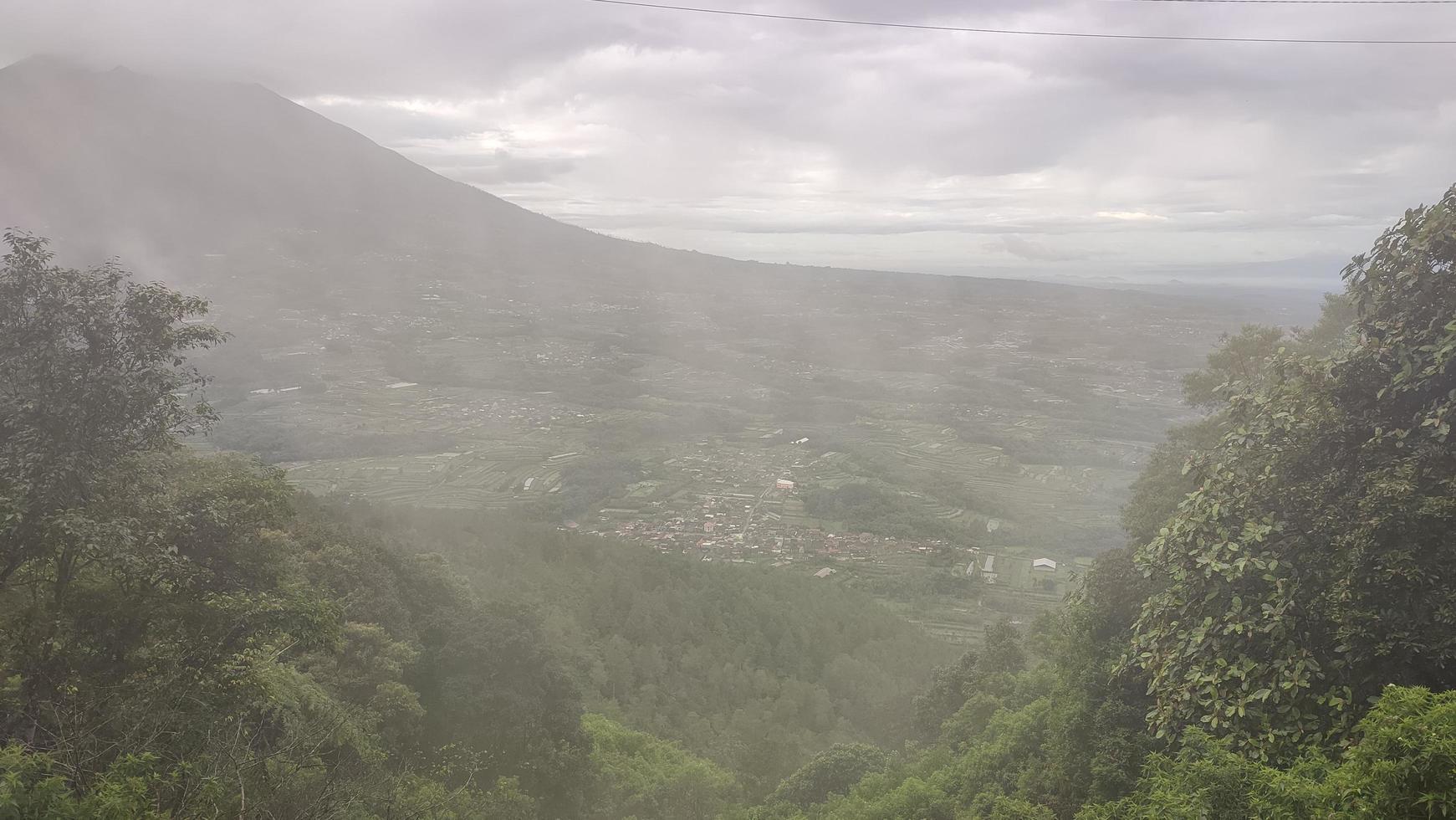 bela paisagem de montanha e céu azul. as montanhas em um dia ensolarado. foto