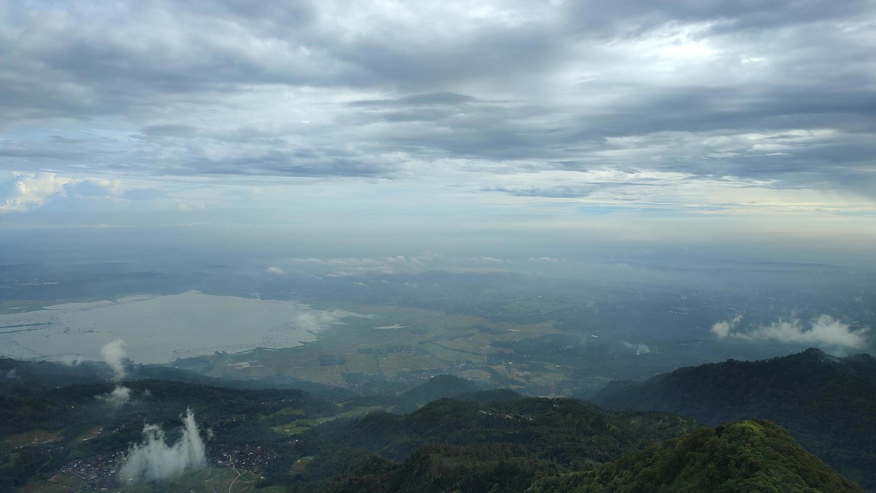 bela paisagem de montanha e céu azul. as montanhas em um dia ensolarado. foto