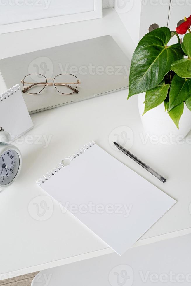 vista de alto ângulo da mesa com dois calendários em branco para simulação e papel de carta foto