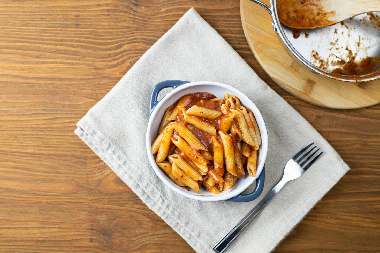 macarrão penne com molho de tomate pronto para comer. refeição italiana. foto