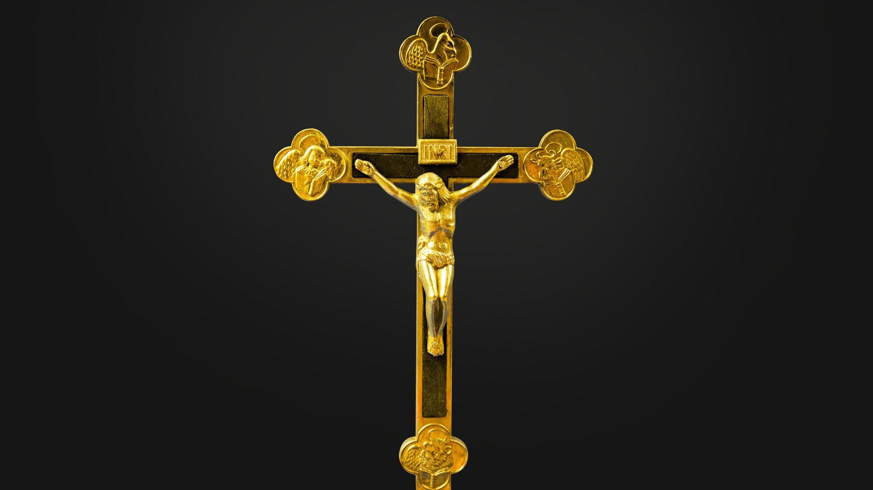 Jesus crucificado em um fundo escuro. símbolo religioso de sacrifício. foto