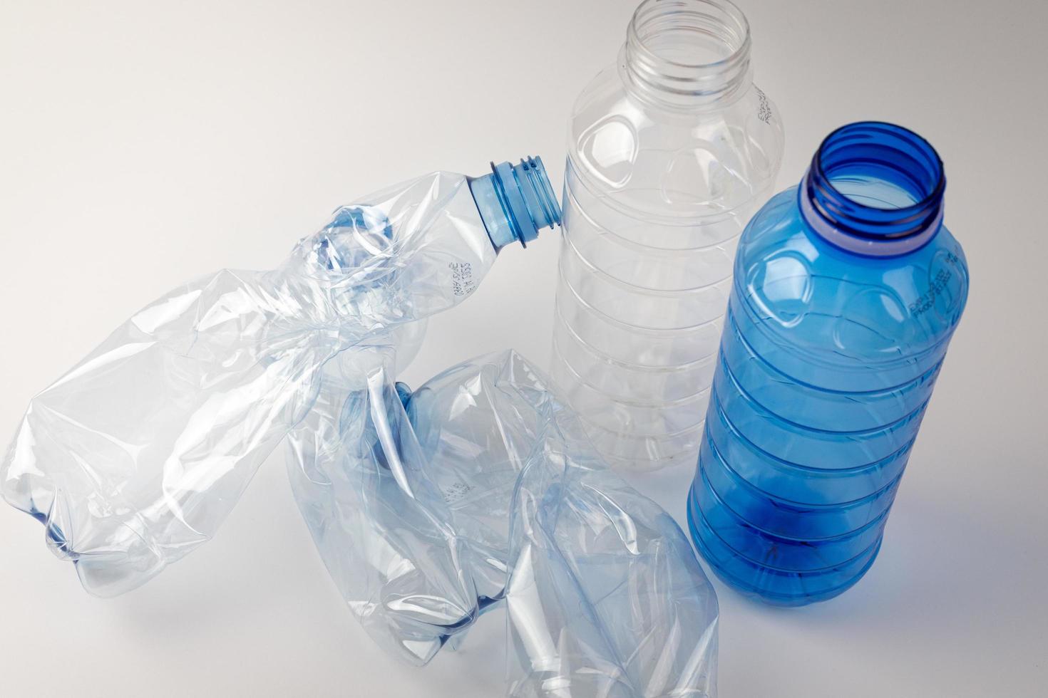 garrafas de plástico em um fundo branco. segregação do lixo. foto
