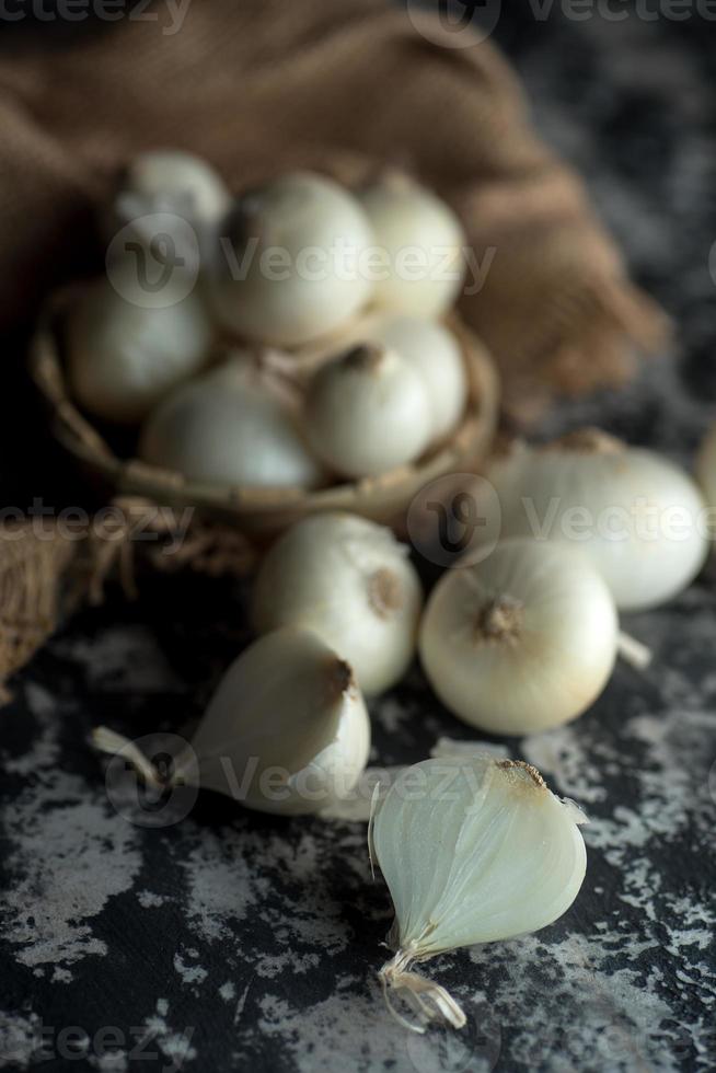 cebolas em plano de fundo texturizado. ingredientes alimentares. foto