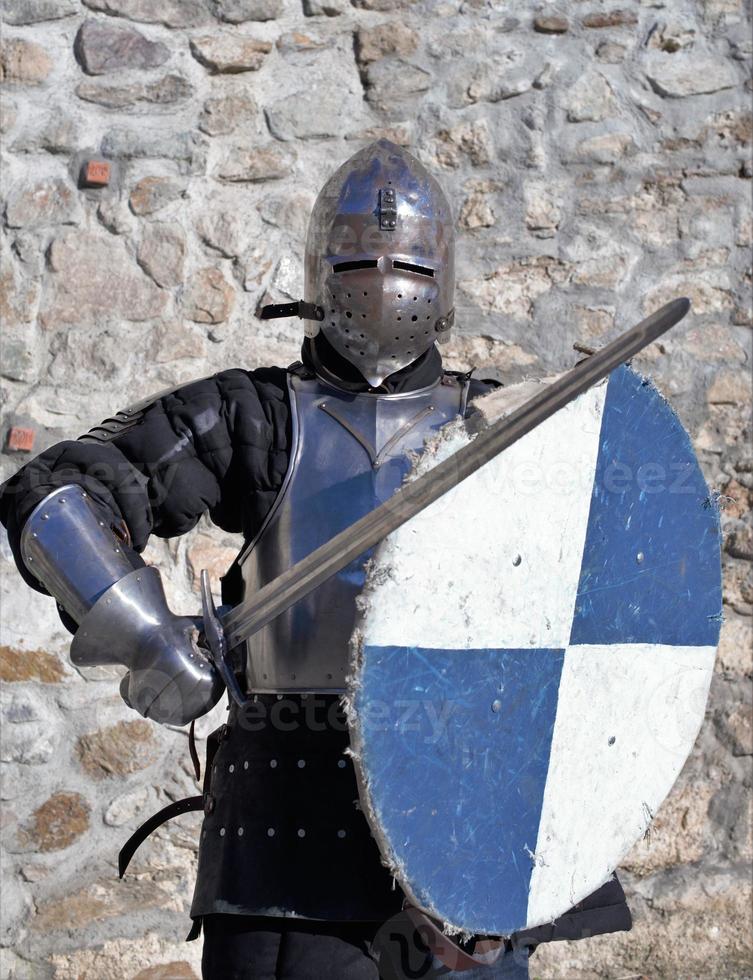 espadachim de armadura medieval foto