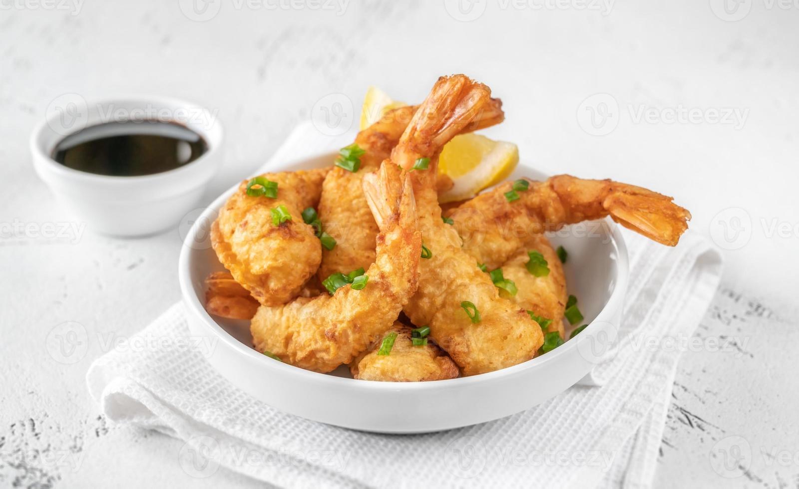 tempura de camarão com molho de soja foto