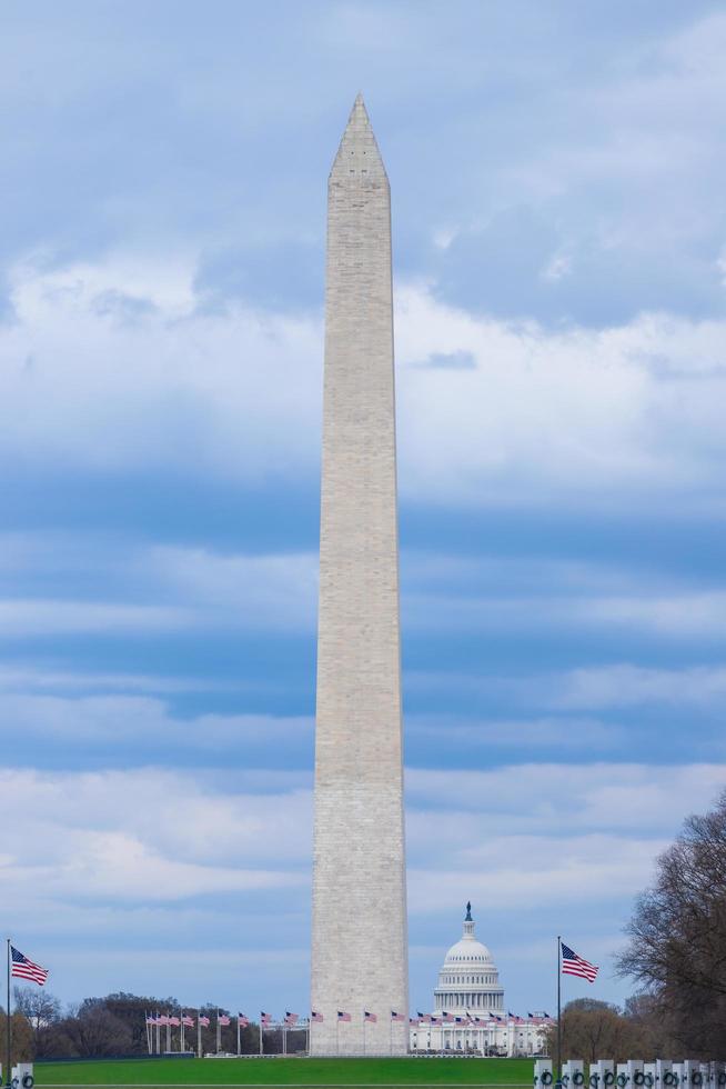 monumento de washington com o capitólio dos estados unidos em um dia nublado de céu azul, washington dc, eua foto
