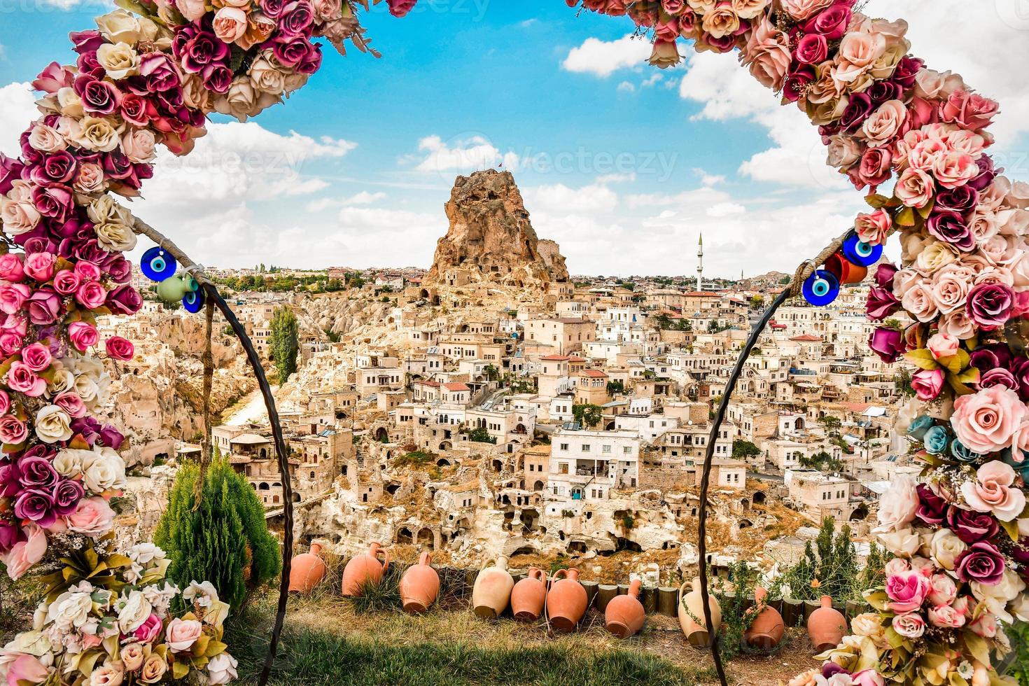 fortaleza no topo da colina da cidade de ortahisar, cercada por casas. destino de viagem na turquia foto