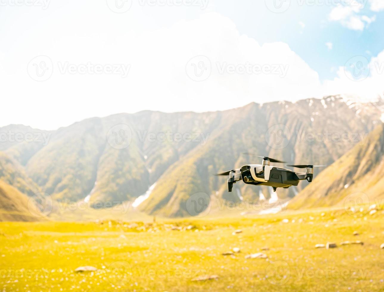 drone nas montanhas foto