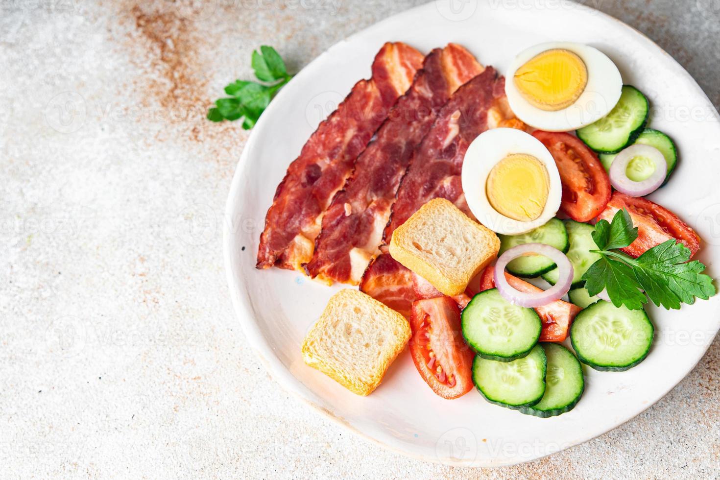 café da manhã bacon, ovos, vegetais refeição saudável lanche na mesa copie o espaço foto