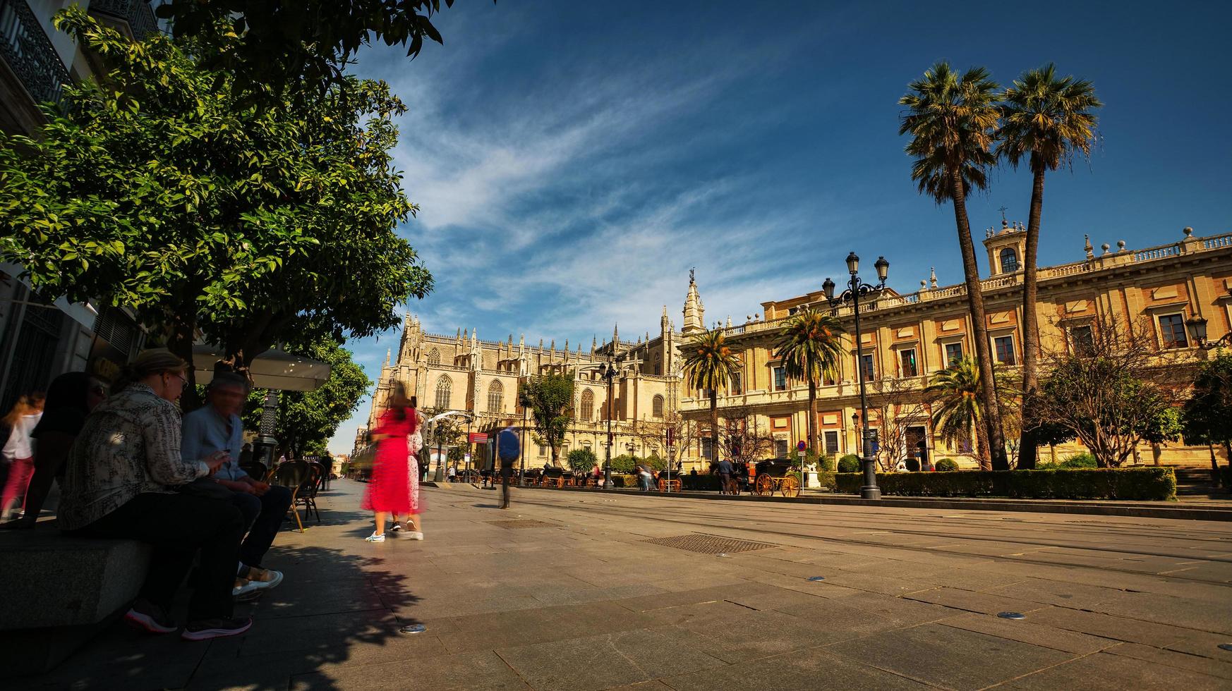 sevilha, espanha - 18 de fevereiro de 2020 - avenida da constituição perto da catedral de sevilha e arquivo geral das índias em sevilha, espanha. foto