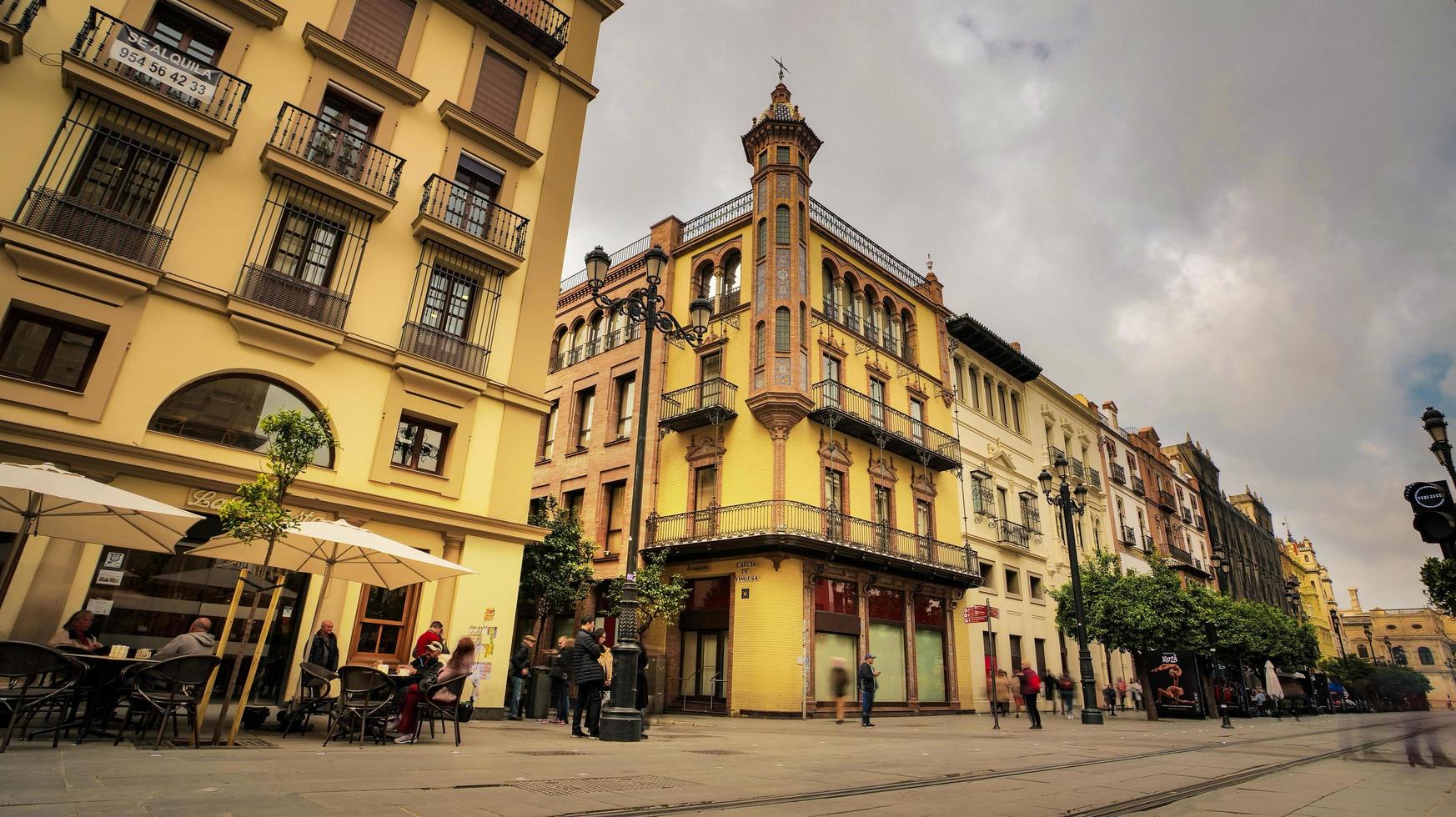 sevilha, espanha - 7 de fevereiro de 2020 - centro histórico da cidade na famosa avenida da constituição em sevilha, espanha. foto