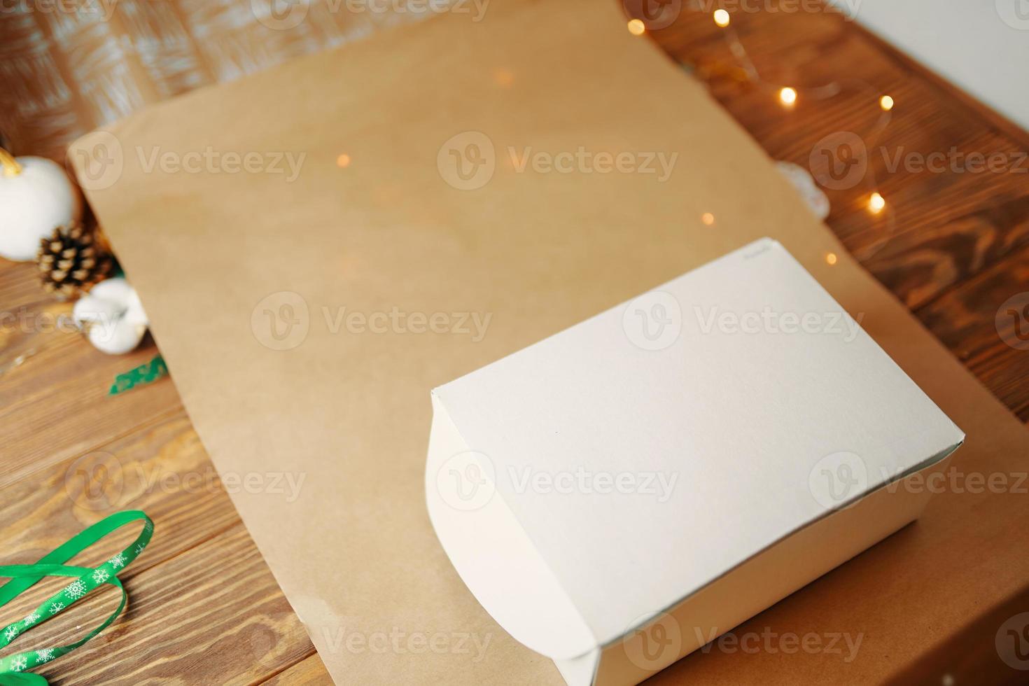 caixa de papelão branca sobre papel de embrulho de papel kraft. foto